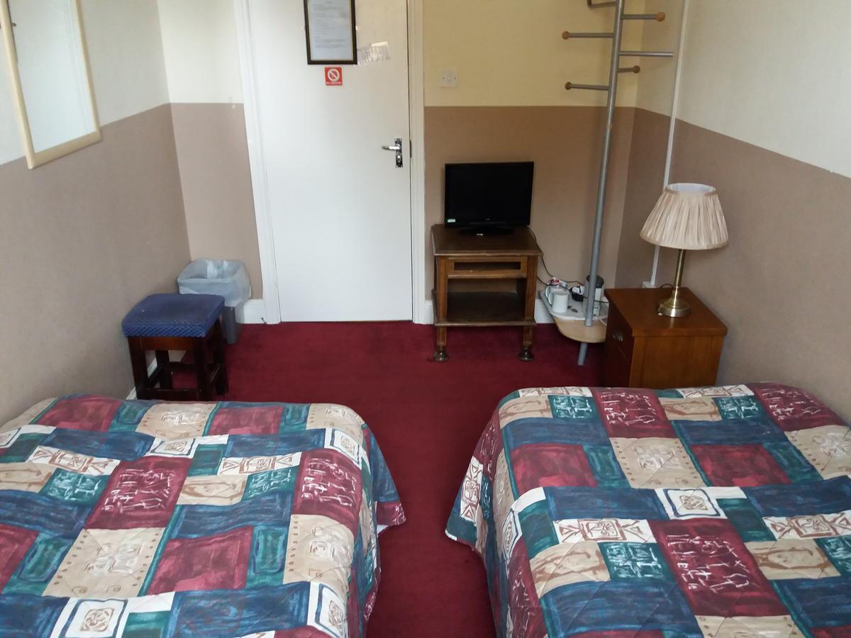 Bed and Breakfast The Crouch Oak Addlestone Exterior foto